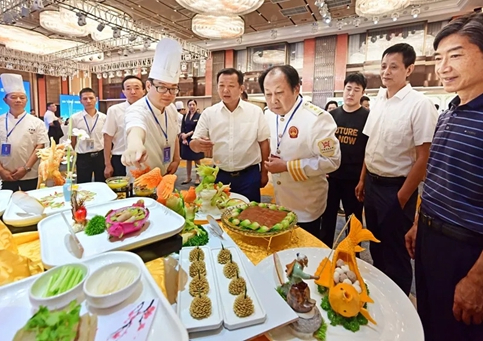 南通市举办2024南通特色名宴名菜促消费活动，于学荣会长到会祝贺